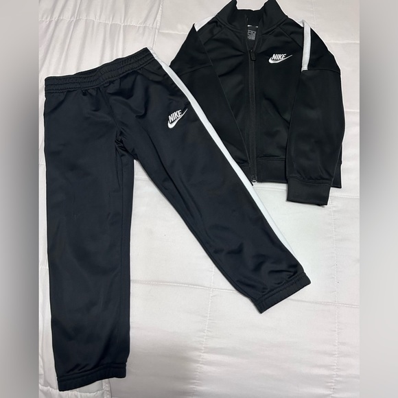 Toddler boys Nike tracksuit. - Picture 1 of 7